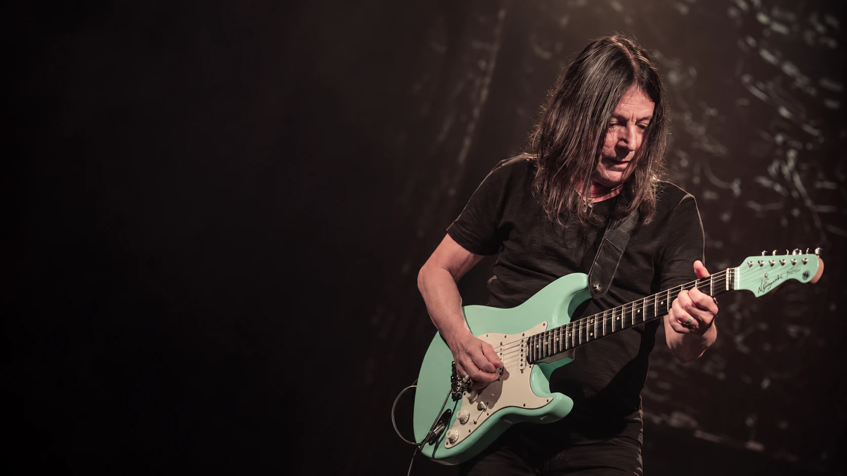 Faiska Borges tocando guitarra no palco
